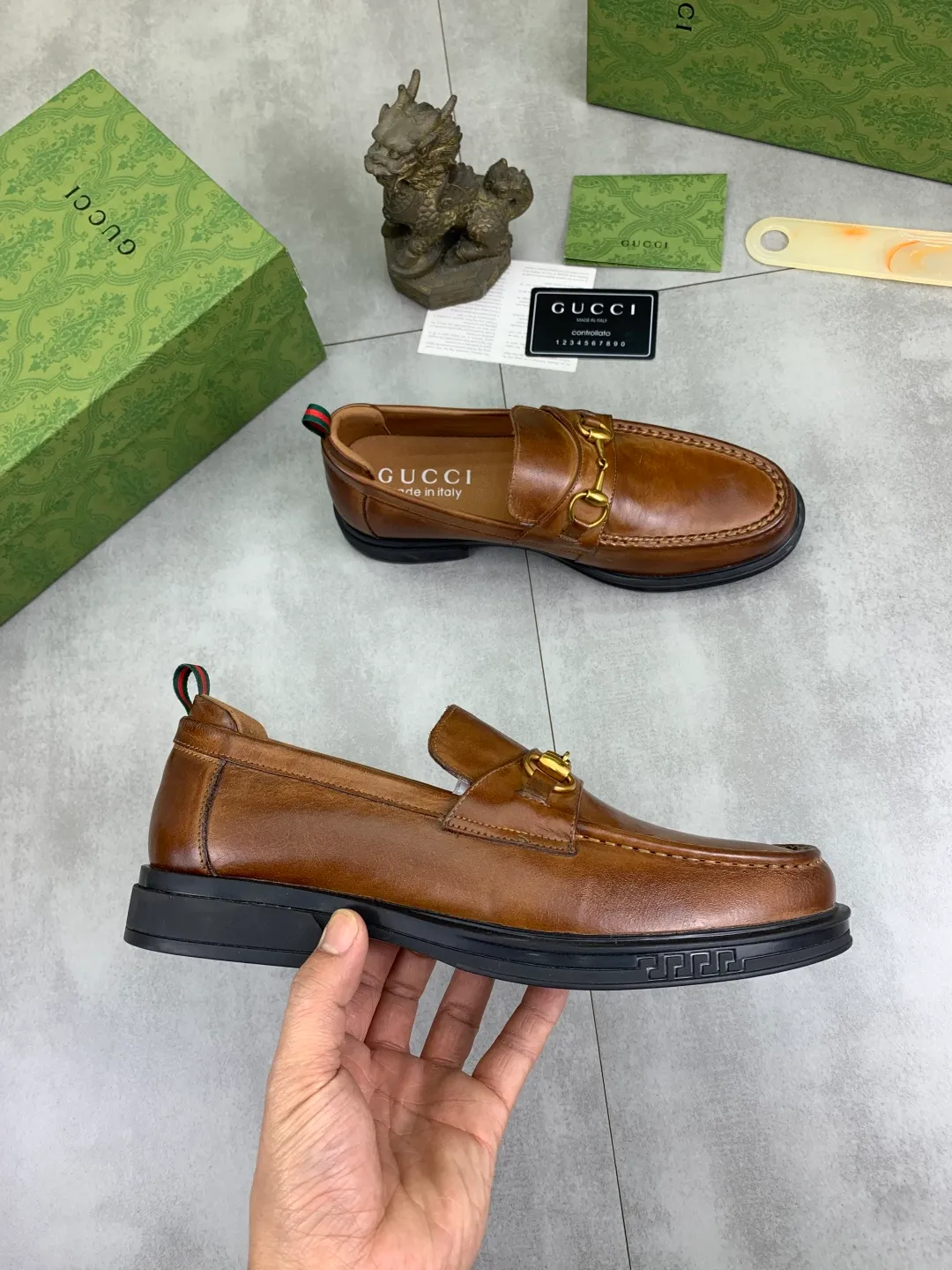 Men's shoes💰P500💰【New model, soft and comfortable Gucci classic business leather shoes hot selection (Gucci) official website latest Gucci 🎁 business leather shoes, hot style 💥 simple and elegant style, exclusive for trendy men. Unique official website latest brand original double G embossed element 👑Gucci Original decoration, fashionable and generous, made of original calfskin ✅ fully imported first-layer pigskin lining, official website designated wear-resistant, rubber business outsole, real-life photos of classic models at the counter 🎬38-44 (customized for 45) 3⃣️ colors available